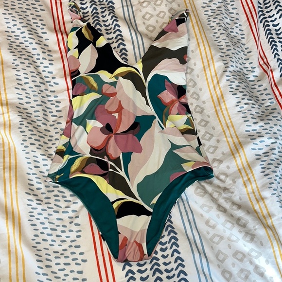 O’Neill small one piece bathing suit, floral pattern. - Picture 2 of 5